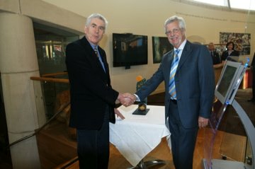 Rod presents the piece of glass to the First Minister to commemorate the opening of the gallery.